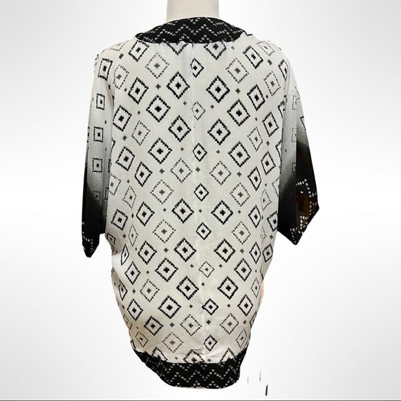Ecote x UO black and white Aztec motif print kimono NWOT - Picture 2 of 7